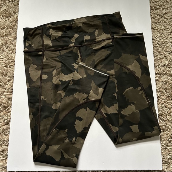 🩷 ATHLETA CAMO CONTENDER 7/8 TIGHT LEGGINGS OLIVE GREEN CAMOUFLAGE SIZE MEDIUM - Picture 5 of 11